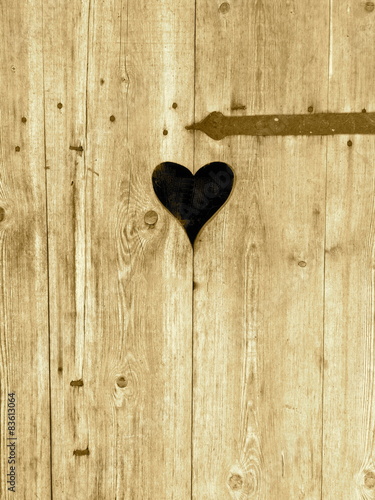 Holztür mit Herz