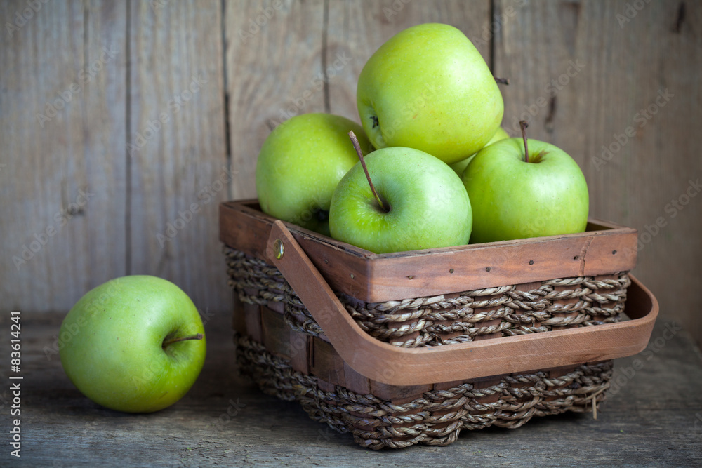 Ripe green apples (Golden Delicious) in a basket 
