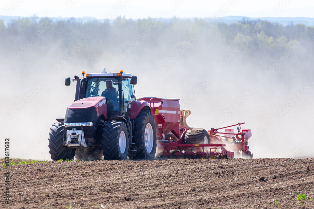 Obraz premium Tractor harrowing the field