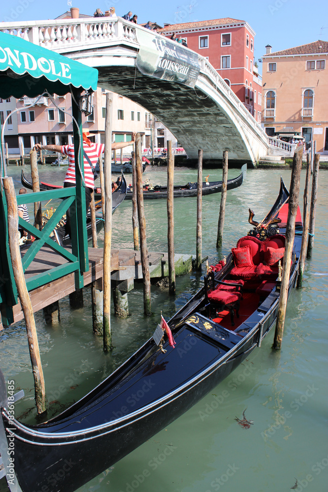 Obraz premium Gondolas and gondoliers on the Grand Canal in Venice, Italy
