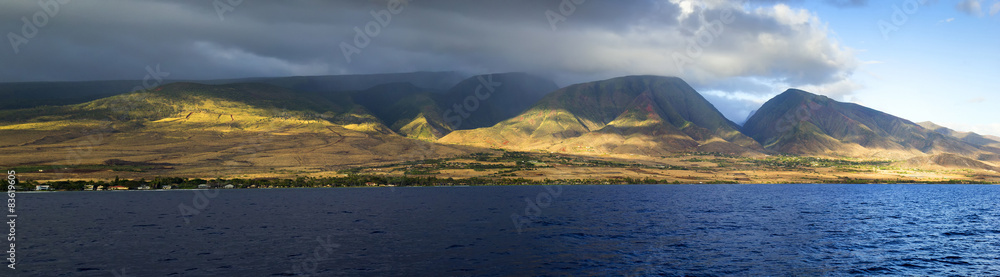 Naklejka premium Beautiful sunset view of the West Coast of Maui Hawaii
