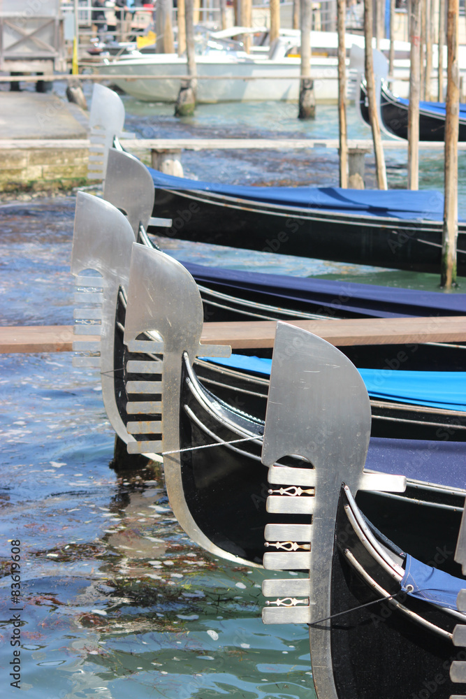 Obraz premium Gondolas lined up in Venice