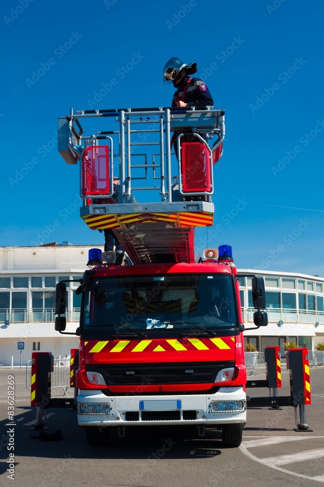 Fototapeta premium Pompier et grande échelle.