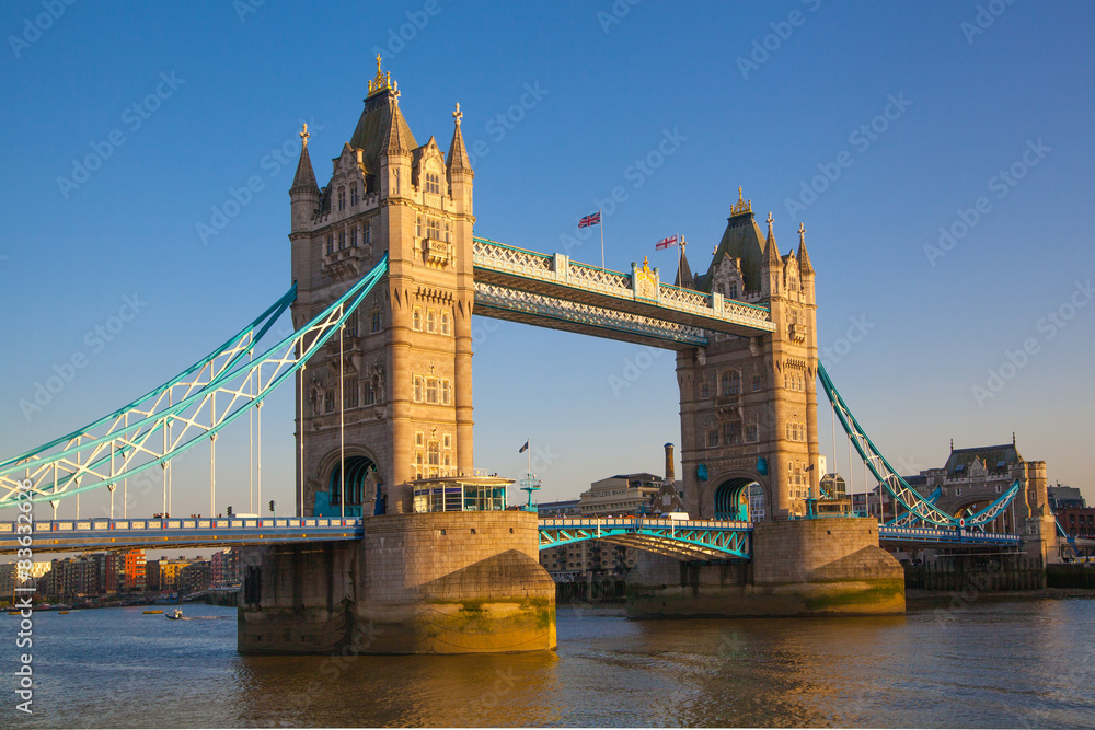 Fototapeta premium LONDON, UK - APRIL15, 2015: Tower bridge in sunset.