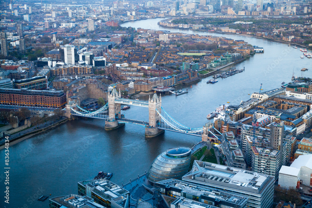 LONDON, UK - APRIL15, 2015: Tower bridge in sunset. - obrazy, fototapety, plakaty 