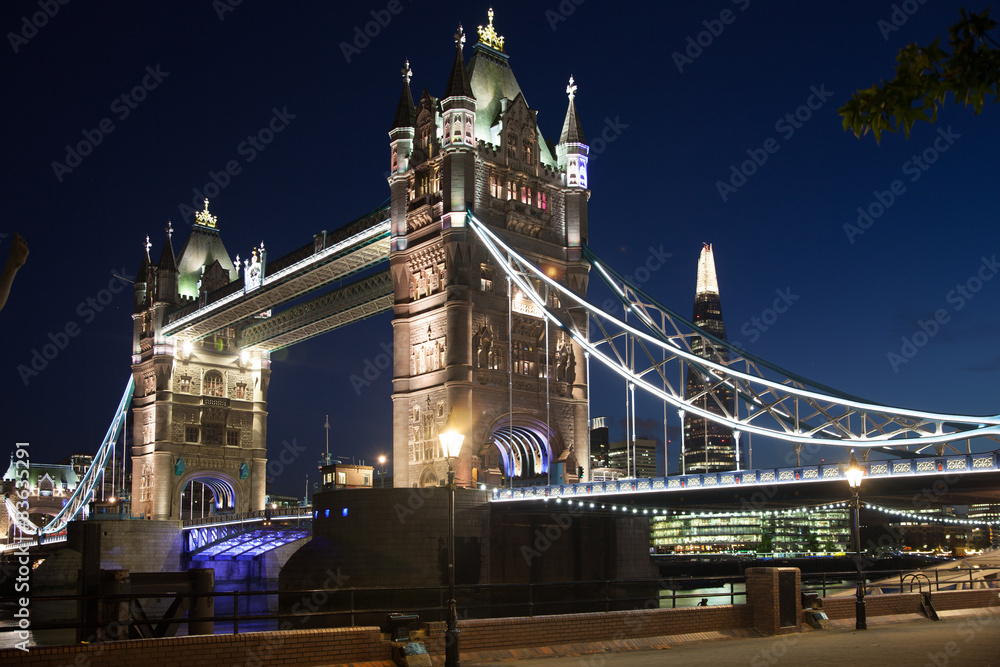 Obraz premium LONDON, UK - AUGUST 11, 2014: Tower bridge