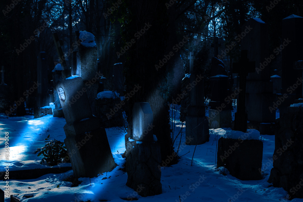 Unheimliche Lichter auf verlassenem Friedhof - Variante Unheimliche Lichter auf verlassenem Friedhof - Variante