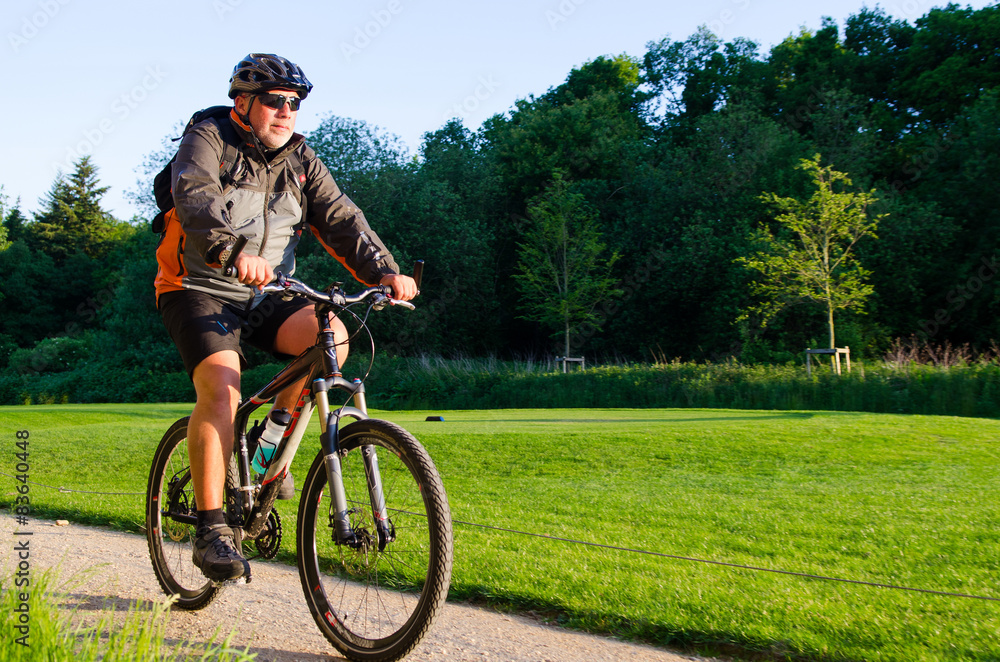 Fototapeta premium ausdauersport mit dem mountainbike