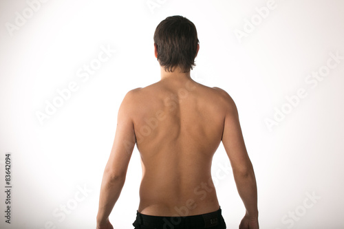 обнаженная мускулистая спина мужчины на белом фоне