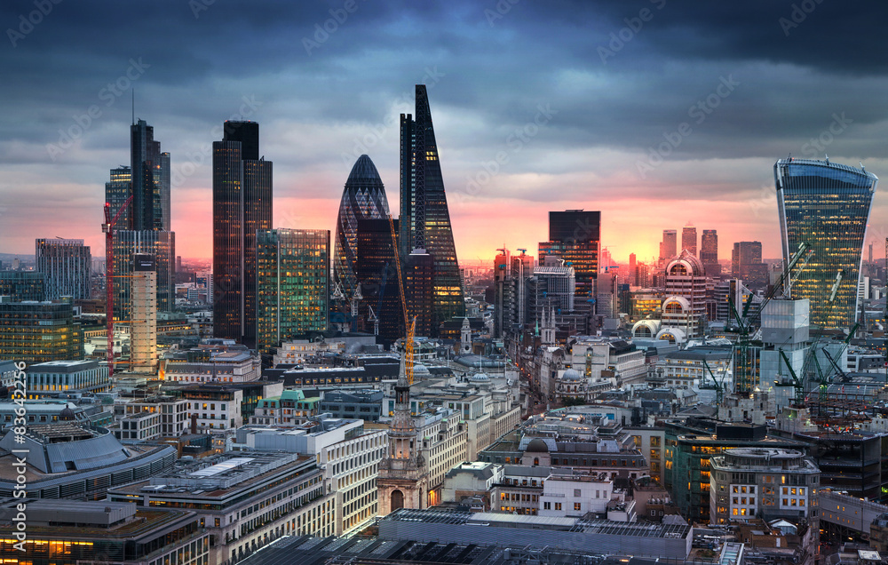 LONDON, UK - JANUARY 27, 2015: London's panorama in sun set.  - obrazy, fototapety, plakaty 