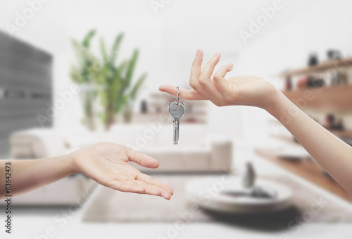 Mani con chiavi interno casa photo