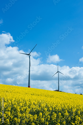 Energiegewinnung durch erneuerbare Energien © fineart-collection