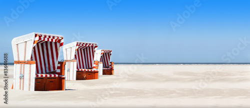 Strandkorb rot am Strand 