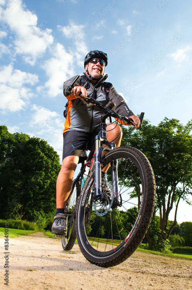 Fototapeta premium radfahren mit dem mountainbike