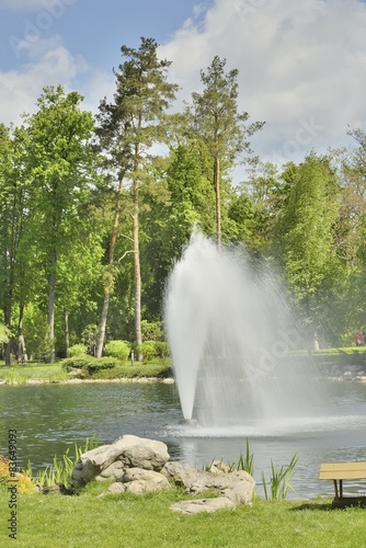 Фонтан на озере в парке
