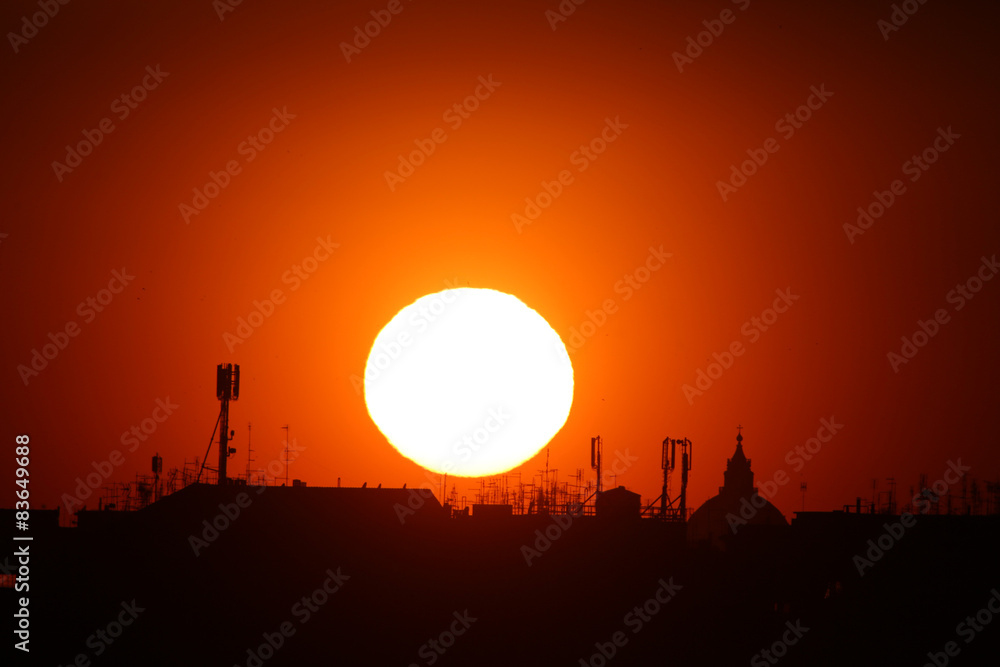 Obraz premium sole al tramonto a roma con antenne