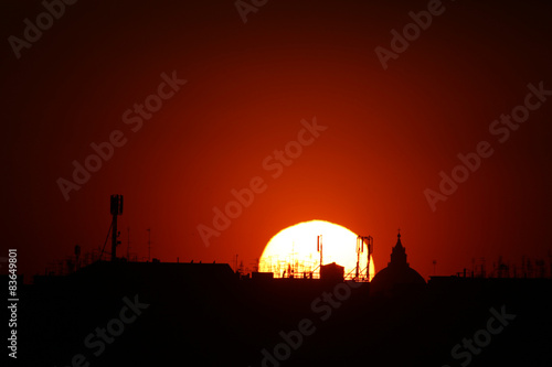 sole al tramonto a roma con antenne