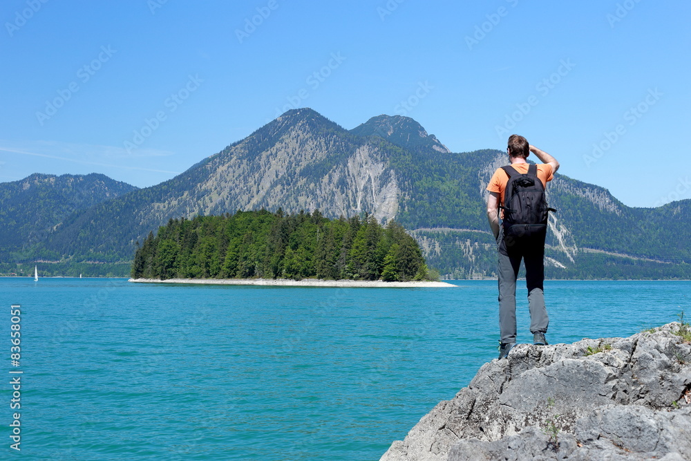 Wanderer blickt auf den See