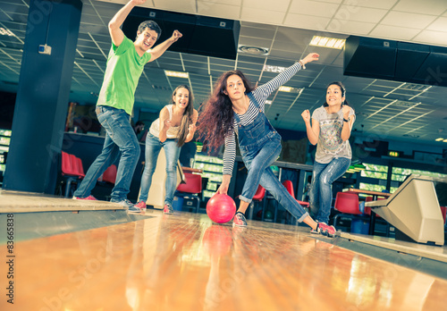 Obraz na plátně Friends at bowling