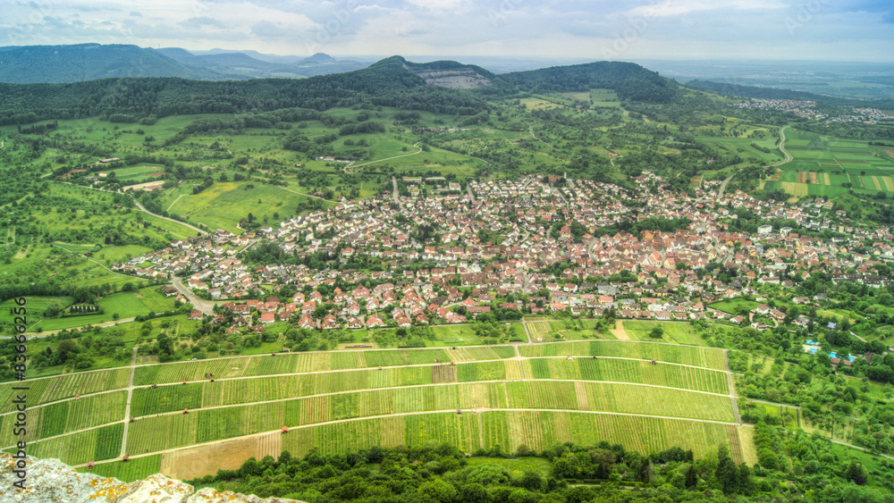 Luftbild Landschaft mit Felder und Stadt in HDR
