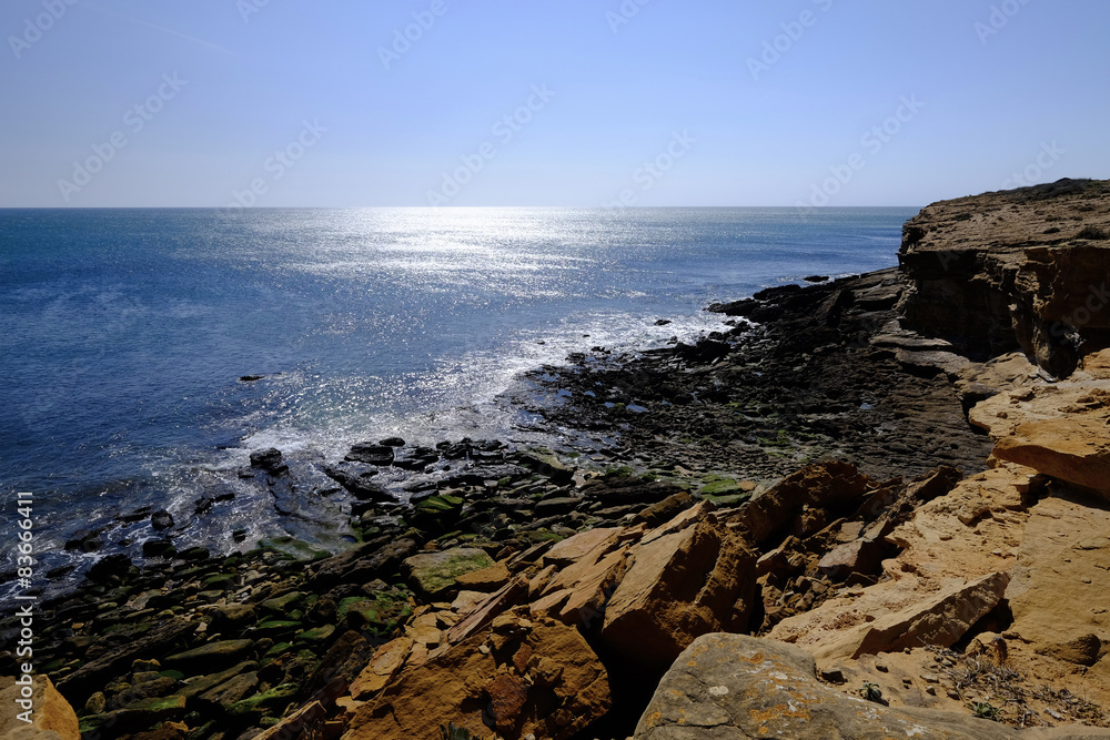 Felsküste am Atlantik zwischen Burgau und Luz, Algarve, Portuga Felsküste am Atlantik zwischen Burgau und Luz, Algarve, Portuga