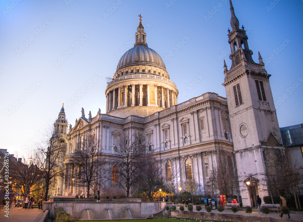 Obraz premium LONDON, UK - 18 AUGUST, 2014: St. Pauls cathedral