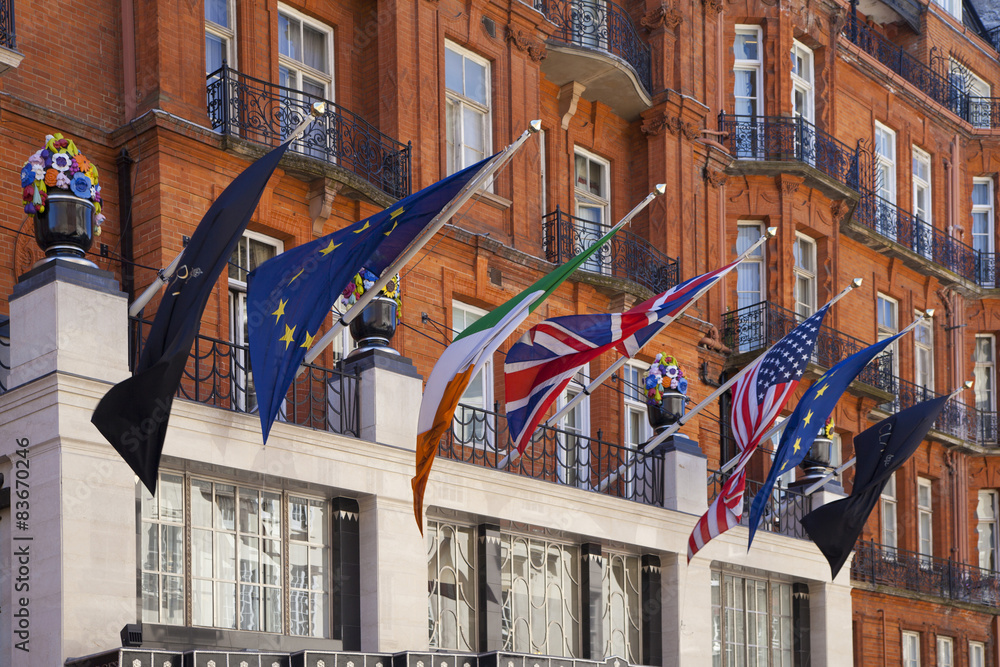 Naklejka premium LONDON, UK - JUNE 3, 2014: The Claridges hotel, main entrance 