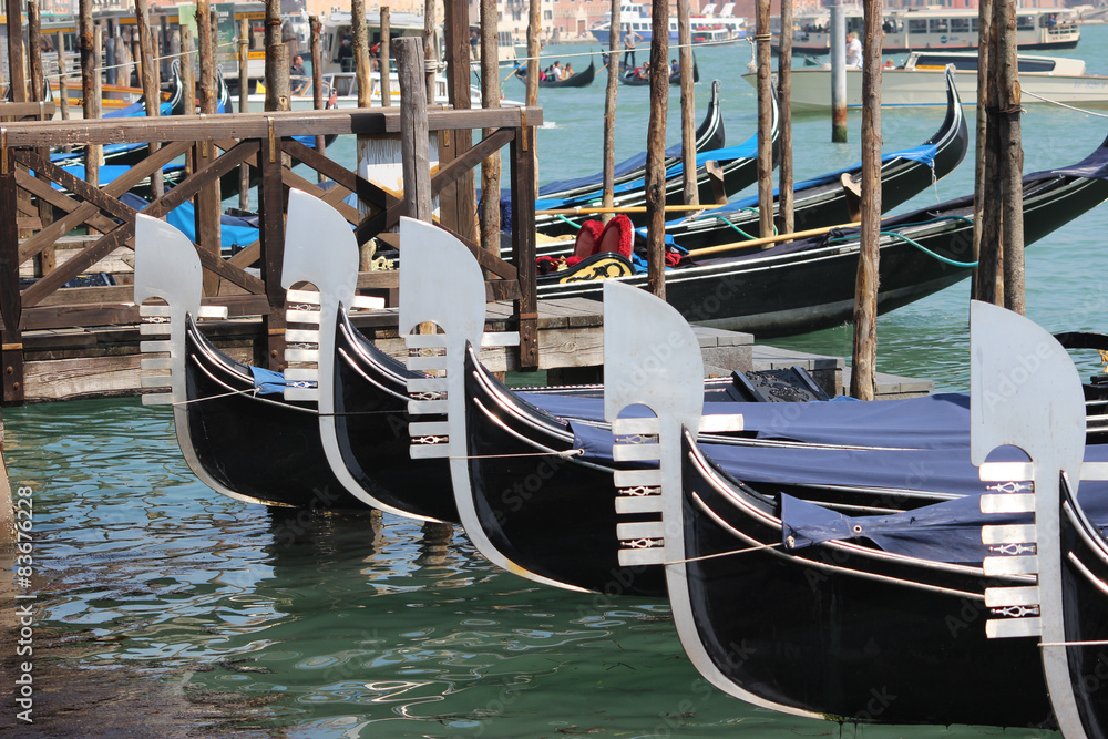 Obraz premium Gondolas lined up in Venice