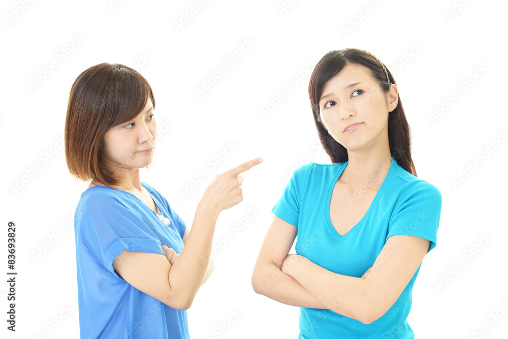 喧嘩をする女性 喧嘩をする女性
