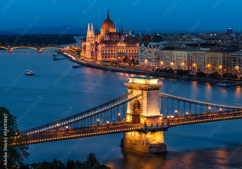 Obraz premium Most Łańcuchowy w Budapeszcie i węgierski parlament