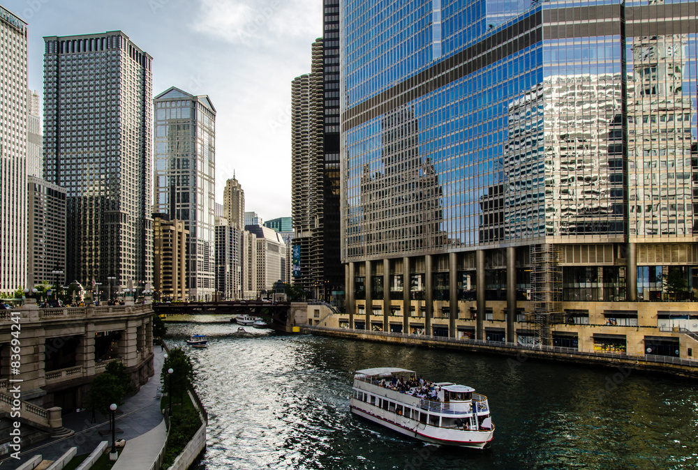 Obraz premium Wieżowce Riverwalk nad rzeką Chicago