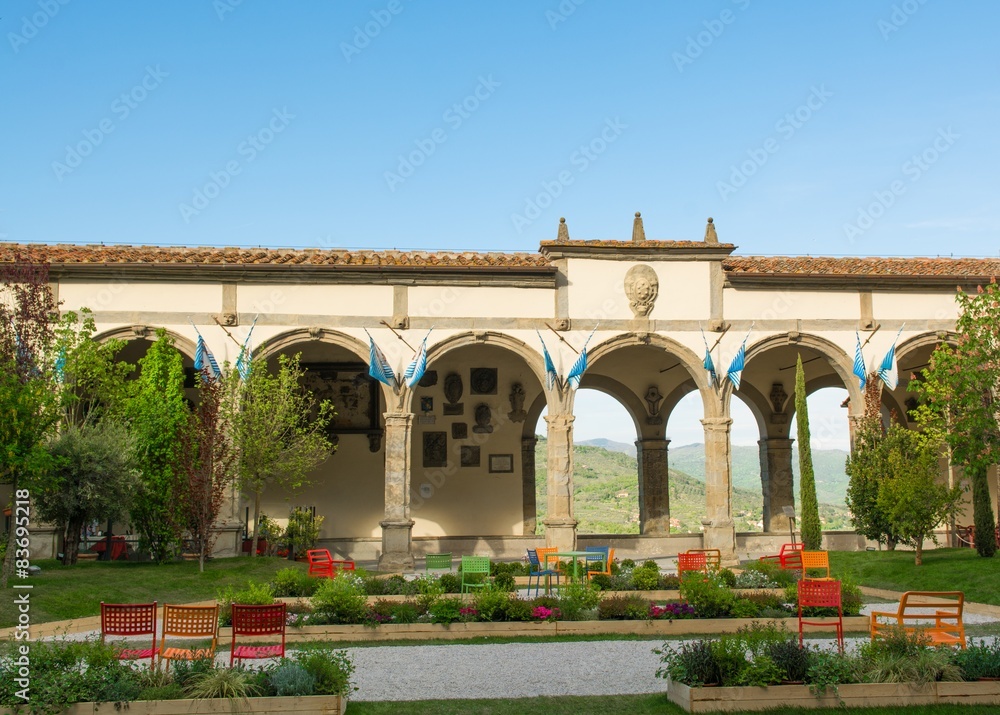 Giardini in piazza a Castiglion Fiorentino, Toscana, Italia