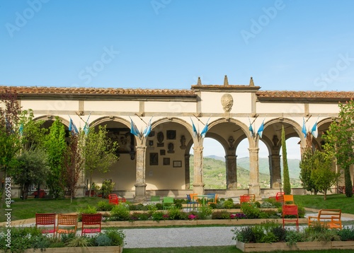 Giardini in piazza a Castiglion Fiorentino, Toscana, Italia
