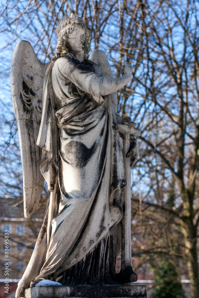 Alter Engel auf verlassenem Friedhof - Variante Alter Engel auf verlassenem Friedhof - Variante