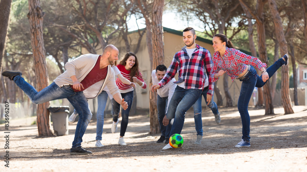 Obraz premium Friends playing football