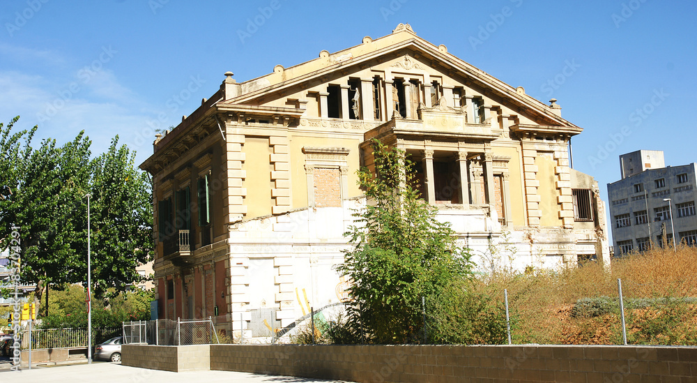 Edificio en reconstrucción en un barrio de Barcelona Edificio en reconstrucción en un barrio de Barcelona