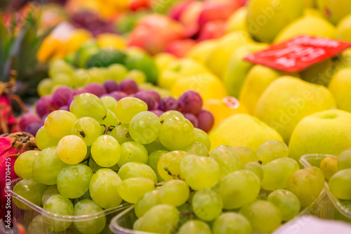 Weintrauben und andere Früchte