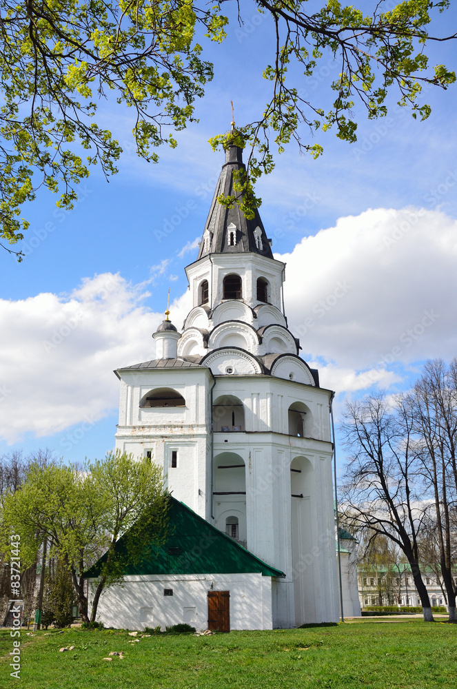 Fototapeta premium Распятская церковь-колокольня в Александровской слободе, Александров, Владимирская область
