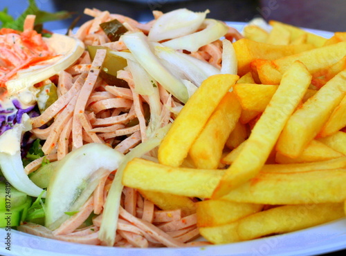 Wurstsalat und Pommes photo