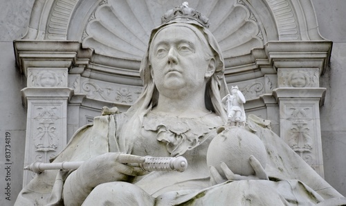 Obraz na plátně Detailed statue of a woman from London