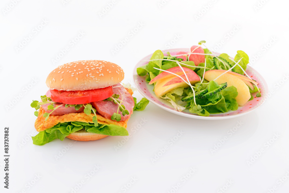 美味しそうなハンバーガーとサラダ Stock 写真 Adobe Stock 美味しそうなハンバーガーとサラダ Stock 写真 Adobe Stock