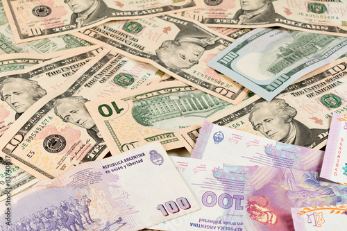 US Dollar und Argentinische Peso Geldscheine