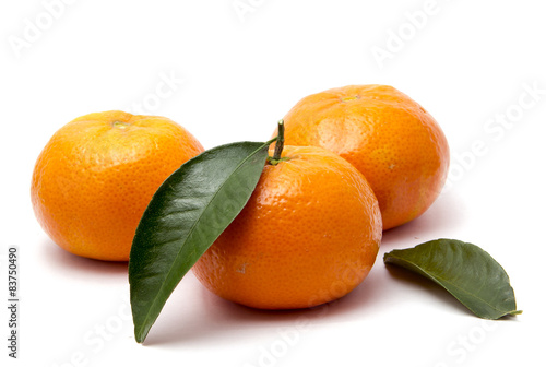 Красивый мандарин на белом фоне