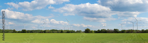 Fotografie Windräder, Windkraftanlage im Feld