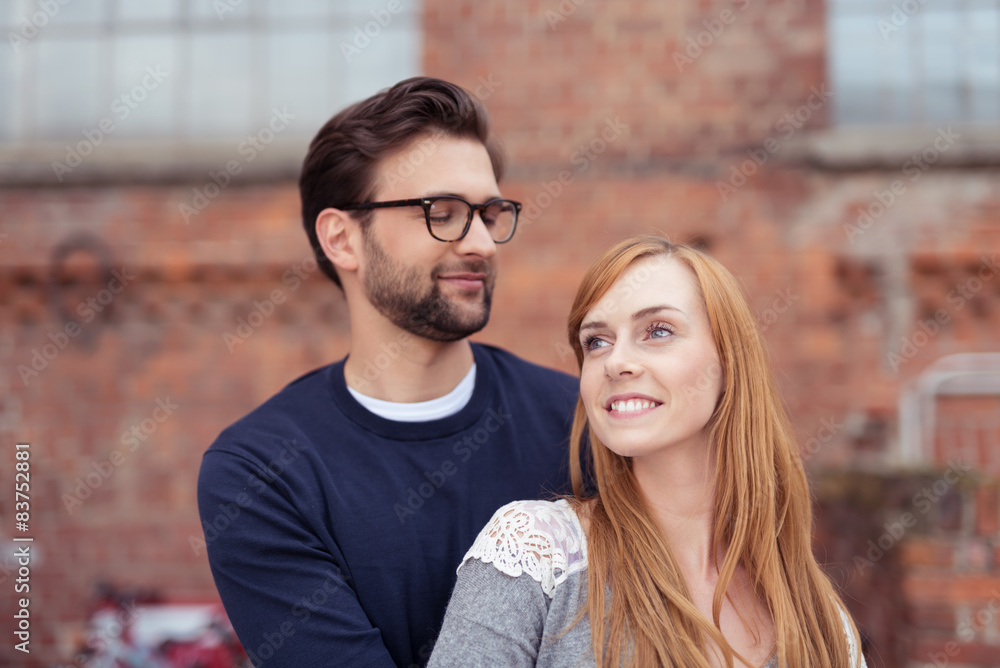 mann schaut seine freundin verliebt an StockFoto Adobe Stock