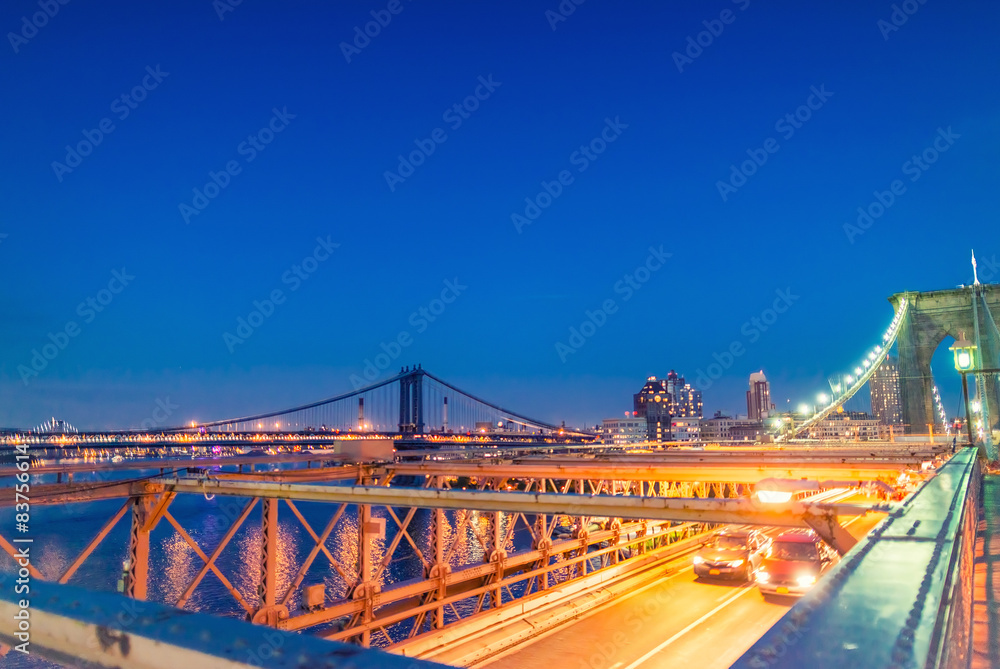 Obraz premium Brooklyn Bridge and Manhattan with lights and reflections. New Y