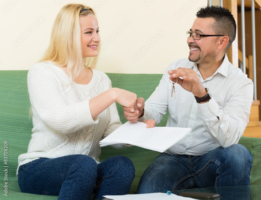 Obraz premium Couple with keys and documents