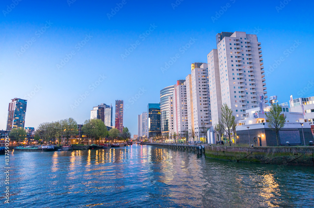 Fototapeta premium Rotterdam to miasto definiowane przez nowoczesną architekturę - Night skyli