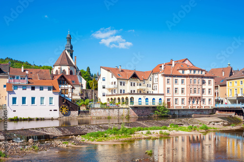 Altstadt Gernsbach mit Fluss Murg und Sankt Jakobskirche