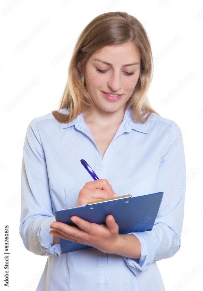 Businessfrau mit blonden Haaren und Clipboard macht Notizen Businessfrau mit blonden Haaren und Clipboard macht Notizen